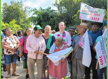 Arranca presidenta de Matlapa obra de apertura de calle en Tlamaxac