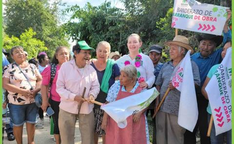 Arranca presidenta de Matlapa obra de apertura de calle en Tlamaxac