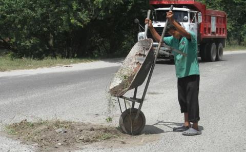 Remiendan con tierra Carretera a Tampamolón
