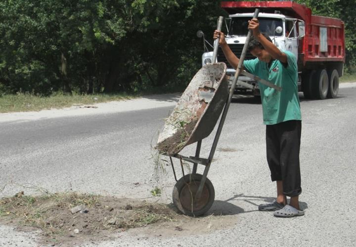 Remiendan con tierra Carretera a Tampamolón