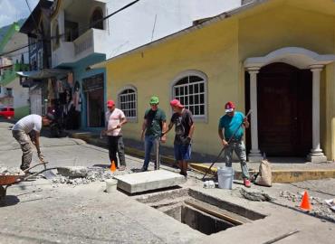 Mejoran vialidad colocación de tapas del sistema de drenaje en Tamán