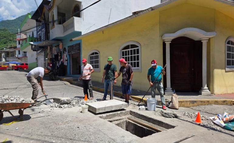 Mejoran vialidad colocación de tapas del sistema de drenaje en Tamán