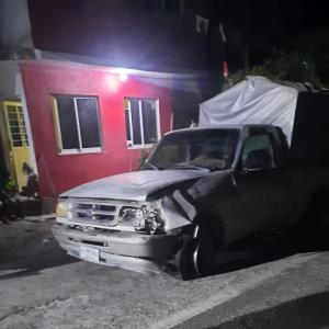 Rocas impactaron a una camioneta