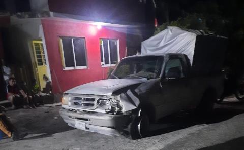 Rocas impactaron a una camioneta
