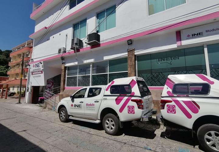 Llaman a renovar credenciales de INE vencidas