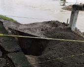 Bajo el agua la obra de puente