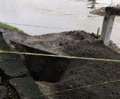 Bajo el agua la obra de puente