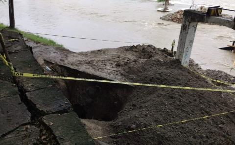 Bajo el agua la obra de puente
