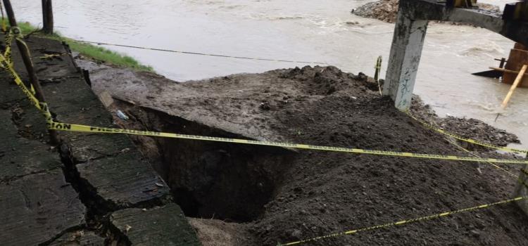 Bajo el agua la obra de puente Bajo el agua la obra de puente