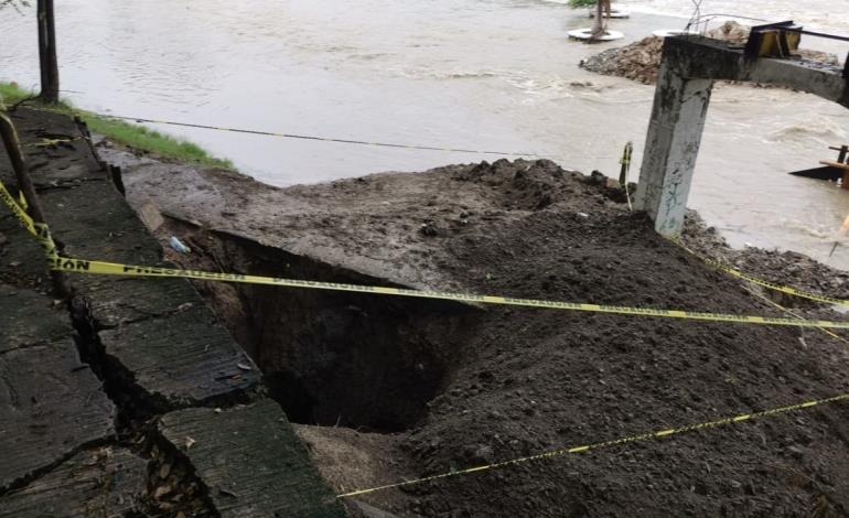 Bajo el agua la obra de puente