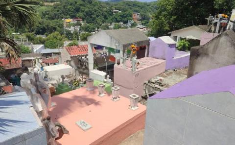 Llaman a la población regularizar trámites en panteones