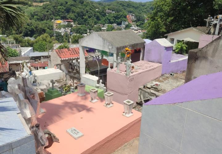 Llaman a la población regularizar trámites en panteones