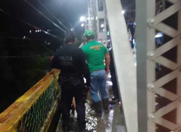 Mujer intentó arrojarse del puente