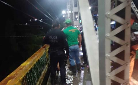 Mujer intentó arrojarse del puente