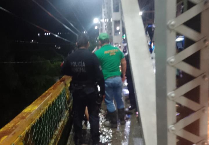 Mujer intentó arrojarse del puente