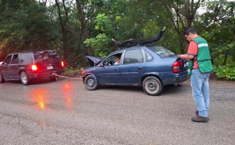 Vehículo se impactó contra el cerro
