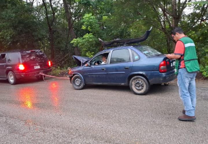 Vehículo se impactó contra el cerro