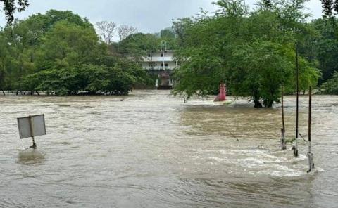 Inesperado incremento en el nivel del río Axtla durante la madrugada
