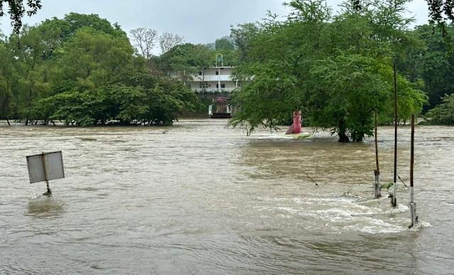 Inesperado incremento en el nivel del río Axtla durante la madrugada