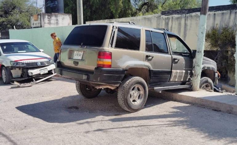 Policía chocó  un taxi y barda