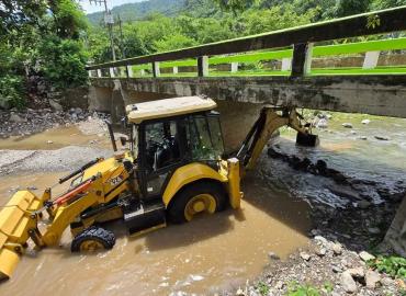 Dan continuidad a desazolve en el arroyo Ojoxio