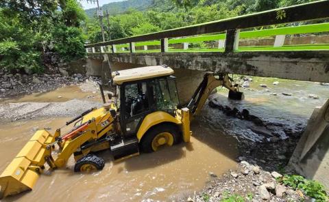 Dan continuidad a desazolve en el arroyo Ojoxio
