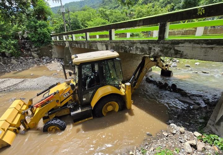 Dan continuidad a desazolve en el arroyo Ojoxio
