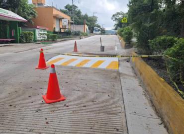 Instalan topes vehiculares en la nueva calle