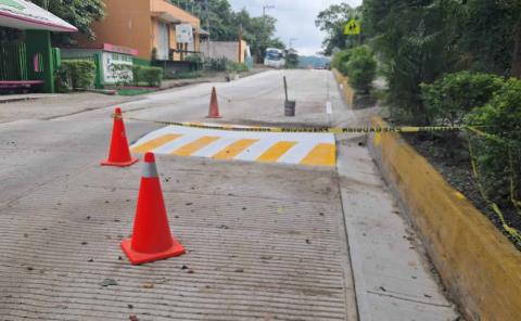 Instalan topes vehiculares en la nueva calle
