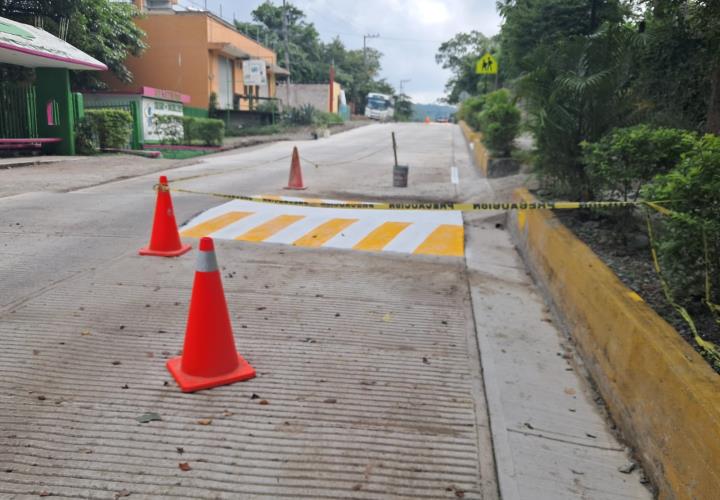 Instalan topes vehiculares en la nueva calle