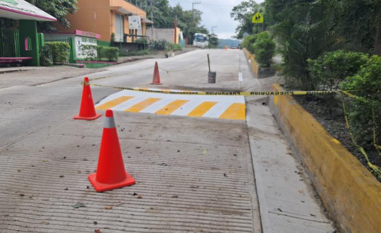 Instalan topes vehiculares en la nueva calle