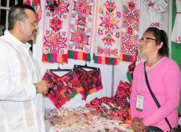 Artesanos potosinos brillan en la Fenapo