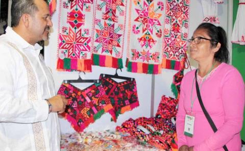 Artesanos potosinos brillan en la Fenapo