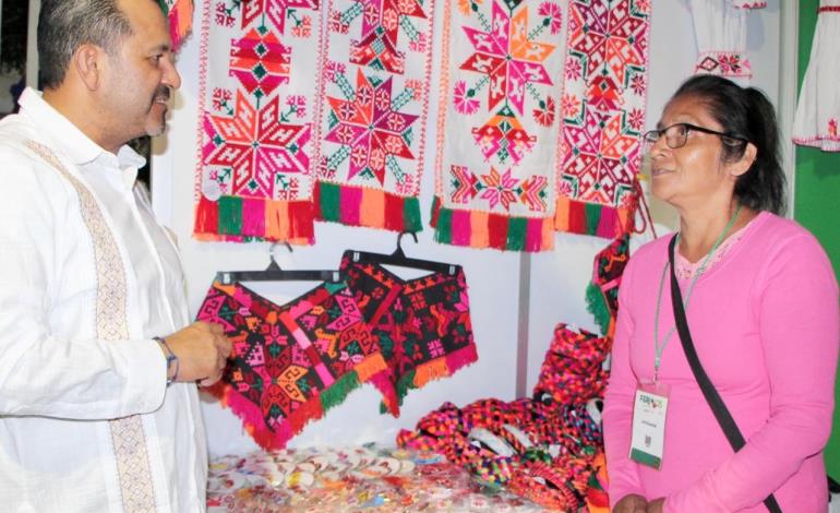 Artesanos potosinos brillan en la Fenapo