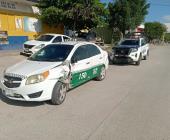 Carroza chocó contra un taxi         