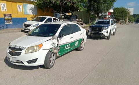 Carroza chocó contra un taxi         
