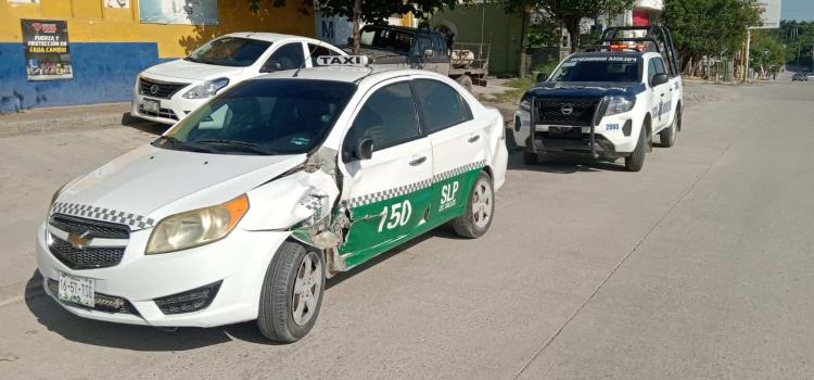 Carroza chocó contra un taxi Carroza chocó contra un taxi