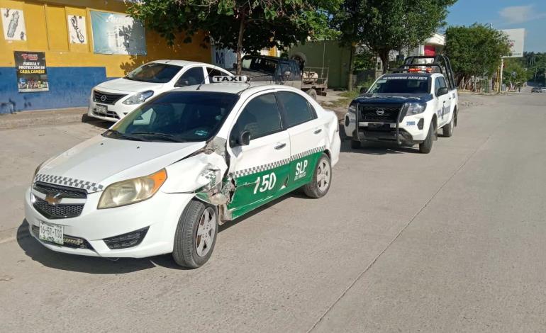 Carroza chocó contra un taxi         
