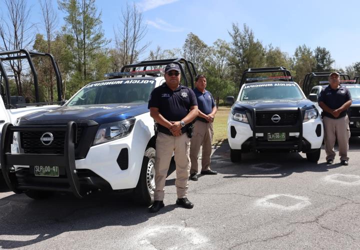 Refuerza la seguridad en Axtla con entrega de patrullas