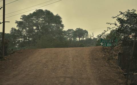 Habitantes de Coatzontitla exigen reparación de su acceso destruido

