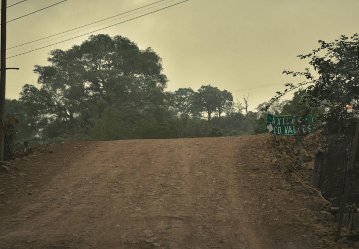 Habitantes de Coatzontitla exigen reparación de su acceso destruido