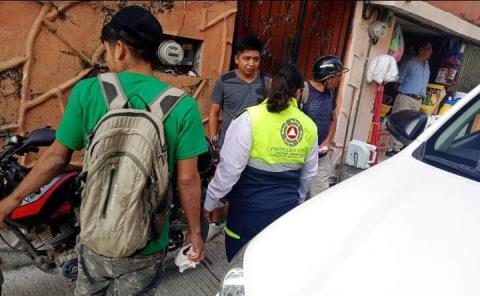 Motociclista y ciclista se impactan en callejón Zoyotla