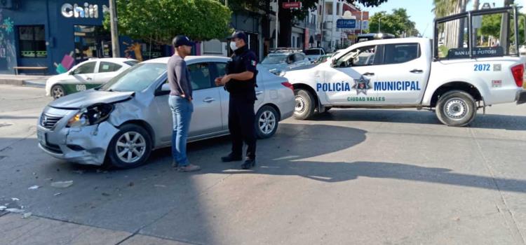 Vehículos impactaron en Juárez y Bulevar Vehículos impactaron en Juárez y Bulevar