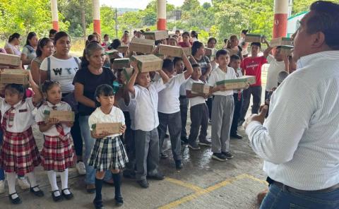 Zona urbana y rural reciben apoyo escolar