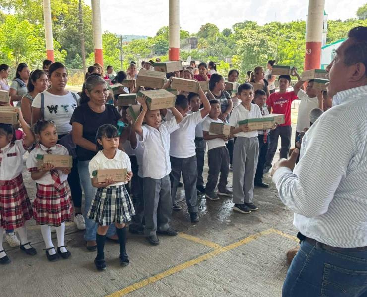 Zona urbana y rural reciben apoyo escolar