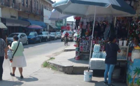 Comercio ambulante se  "adueña" de banquetas
