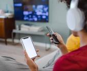 Pasan 14 horas  en celular o TV