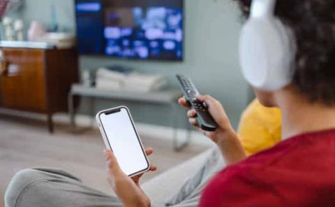 Pasan 14 horas  en celular o TV
