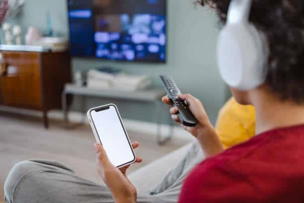 Pasan 14 horas  en celular o TV
