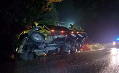 Camión que transportaba vidrios se vuelca en Loma Linda